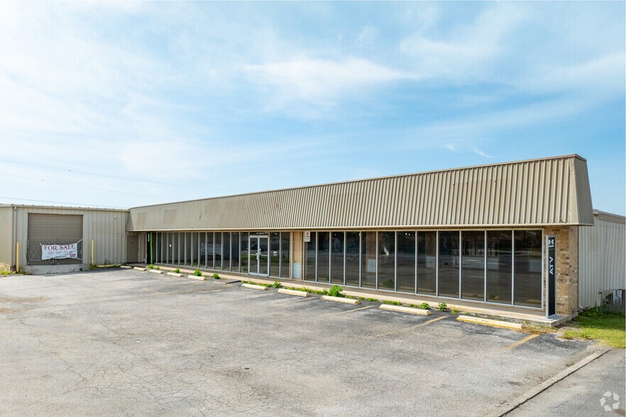 75 School Dr, Poteet, TX à vendre - Photo de l’immeuble – Image 1 sur 20