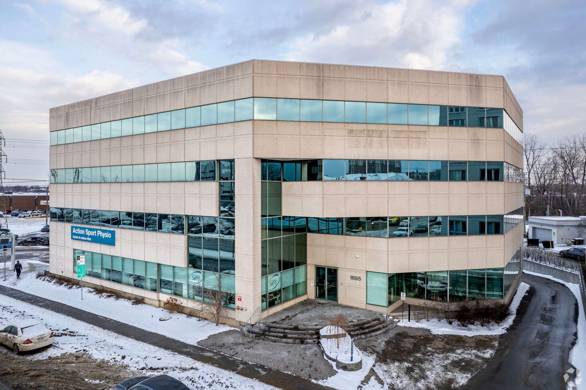 1695 Boul Laval, Laval, QC à louer Photo principale– Image 1 sur 4