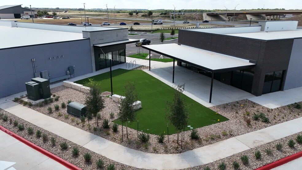 2301 W San Antonio St, Lockhart, TX à louer - Photo de l’immeuble – Image 2 sur 12
