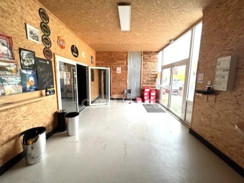 Local d'activités dans Saintes à vendre - Photo de l’immeuble – Image 3 sur 5