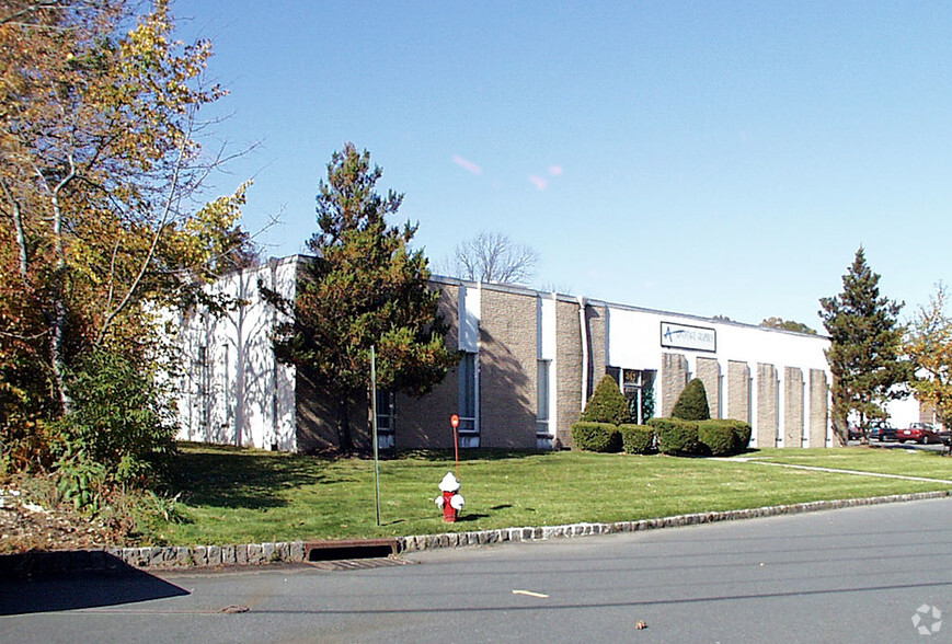 341 Kaplan Dr, Fairfield, NJ à louer - Photo de l’immeuble – Image 2 sur 9