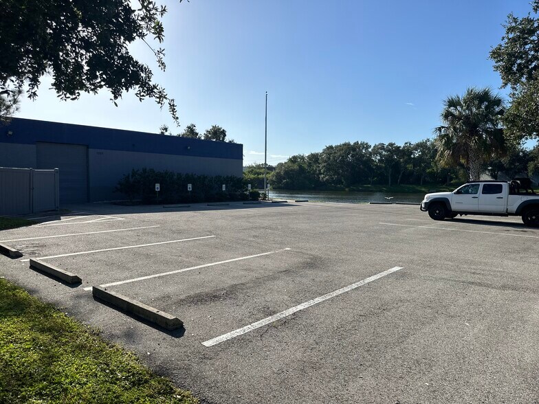 7555 Commerce Ct, Sarasota, FL à louer - Photo de l’immeuble – Image 2 sur 7