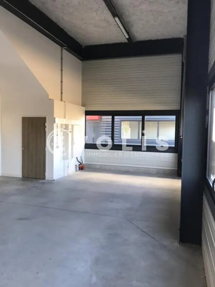 Local d’activités dans Chanteloup-en-Brie à louer - Photo de l’immeuble – Image 1 sur 4