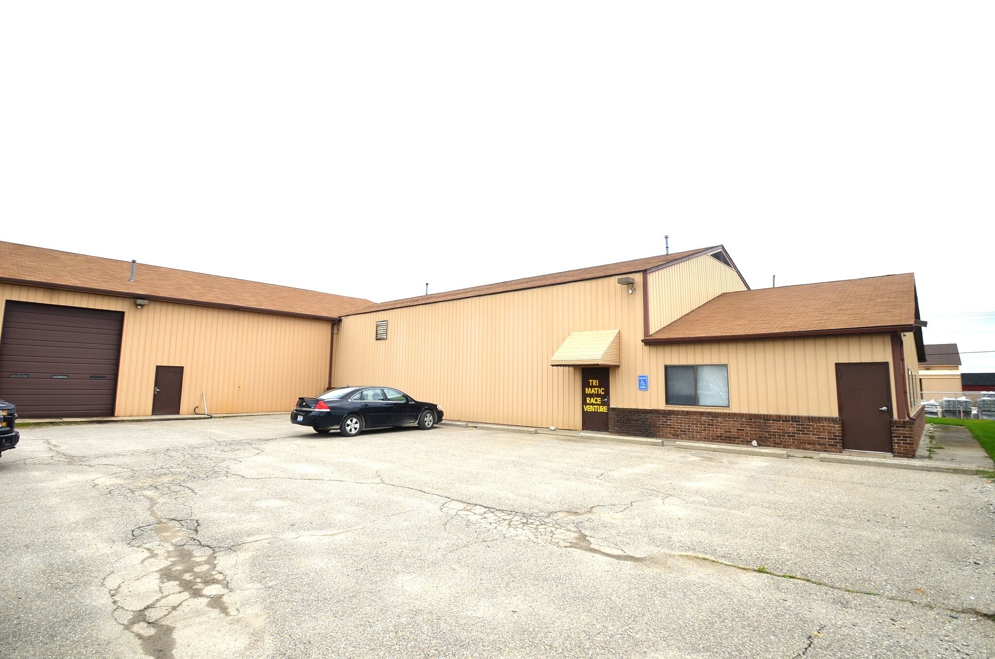 5684 E Highland Rd, Howell, MI à louer Photo principale– Image 1 sur 8