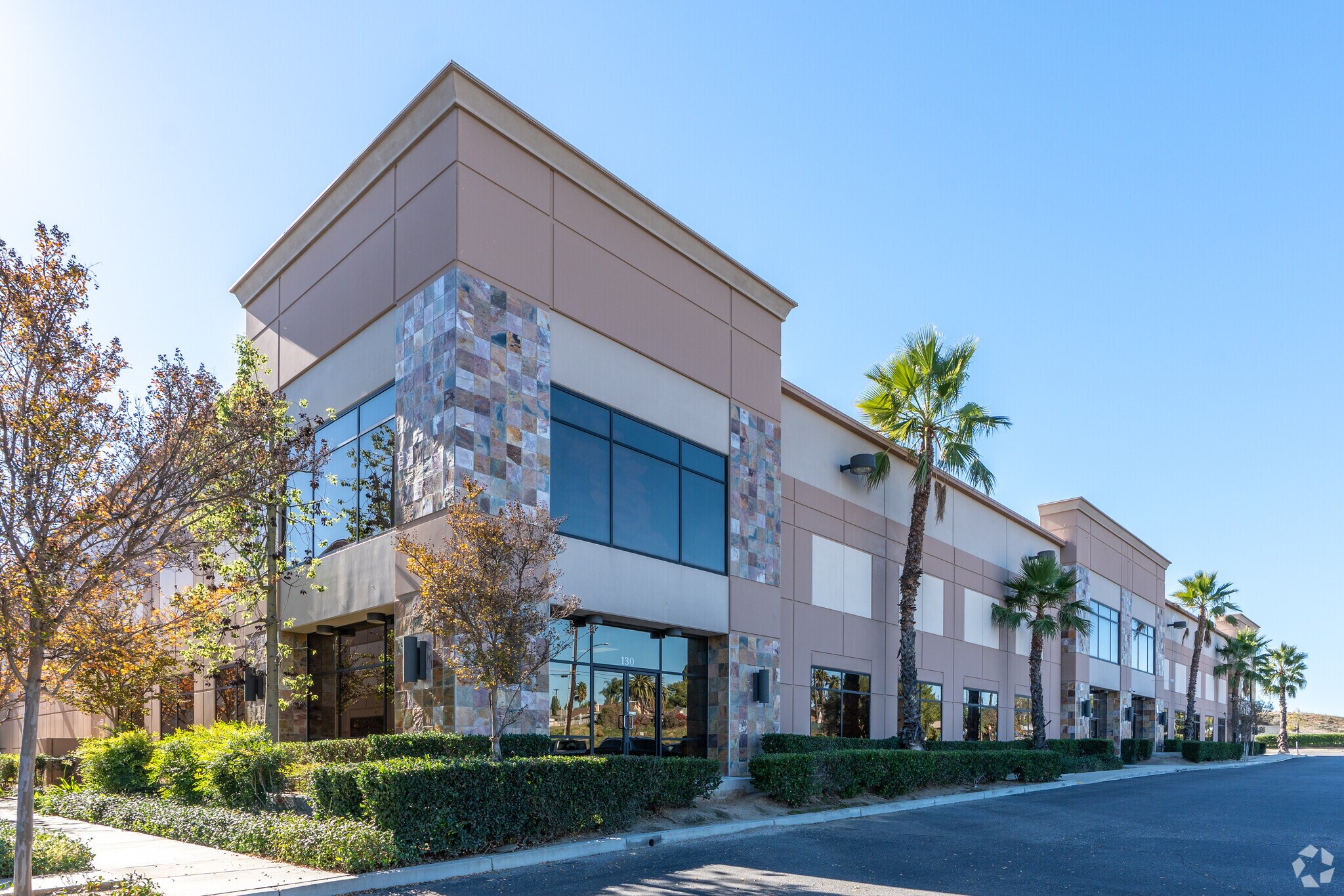 5860 Central Ave, Riverside, CA à louer Photo principale– Image 1 sur 4