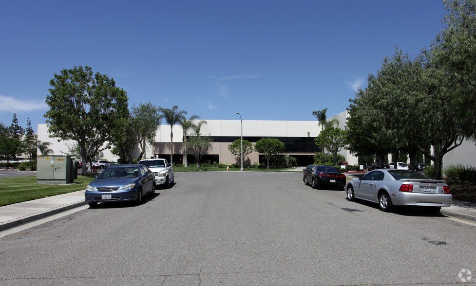 1151 W Bradford Cir, Corona, CA à louer - Photo de l’immeuble – Image 3 sur 3