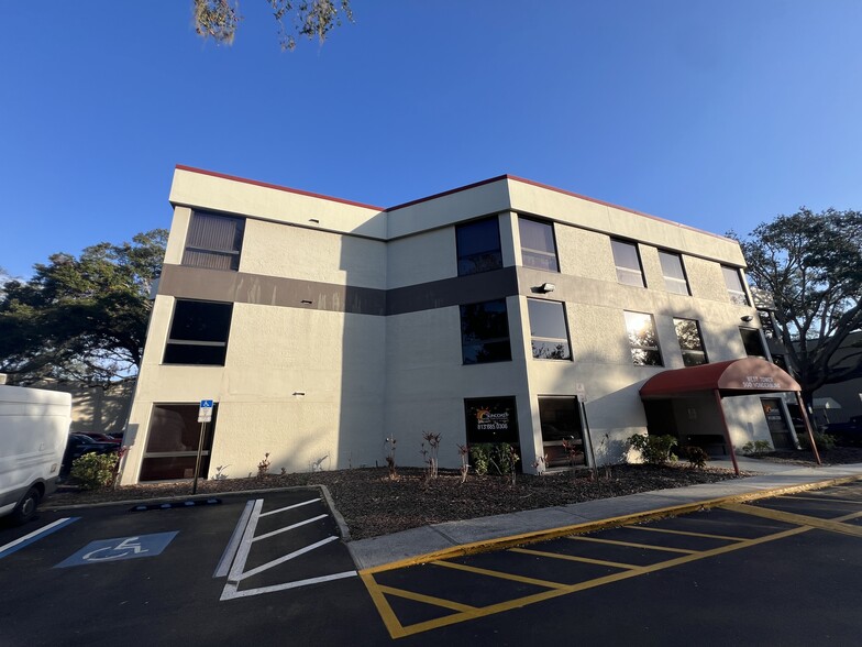500 Vonderburg Dr, Brandon, FL à vendre - Photo de l’immeuble – Image 2 sur 11