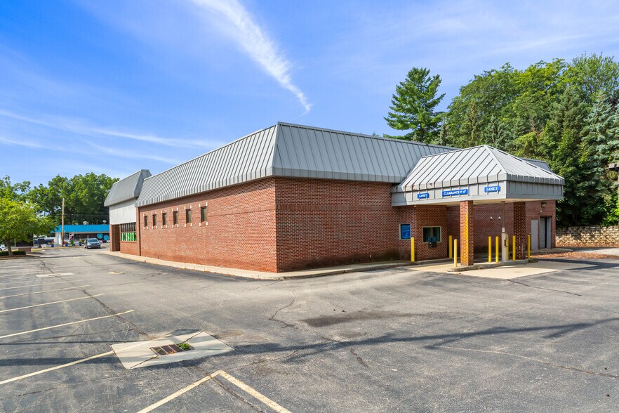 109 N Whittemore St, Saint Johns, MI à vendre - Photo de l’immeuble – Image 2 sur 4