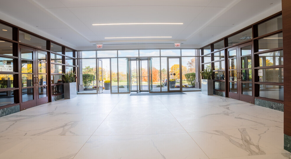 2441 Warrenville Rd, Lisle, IL à louer - Hall d’entrée – Image 3 sur 12