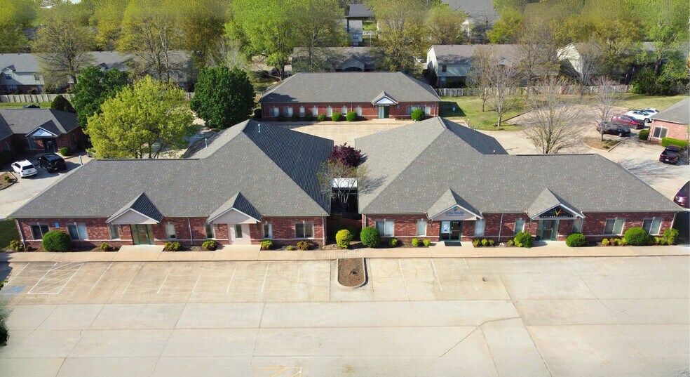 60 W Sunbridge Dr, Fayetteville, AR à louer - Photo de l’immeuble – Image 1 sur 11
