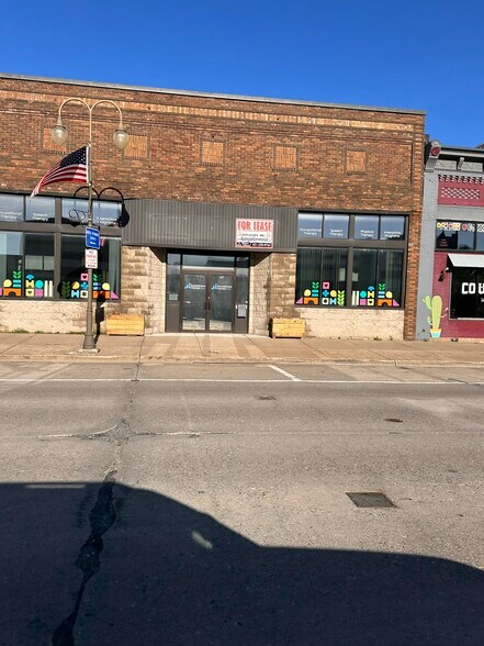 127 S Knowles Ave, New Richmond, WI à louer - Photo de l’immeuble – Image 2 sur 18