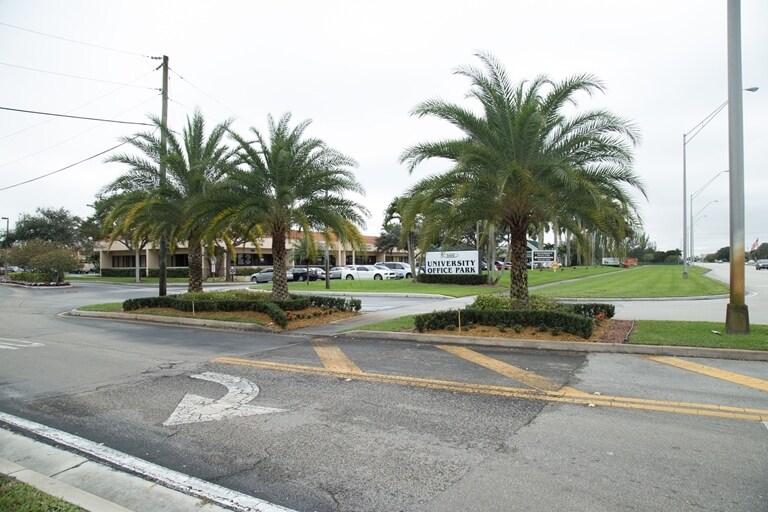 5400 S University Dr, Davie, FL à vendre - Photo de l’immeuble – Image 2 sur 8
