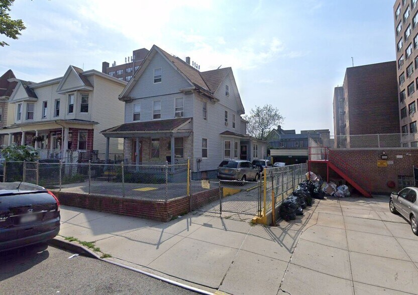 166-16 88th Ave, Jamaica, NY à vendre - Photo principale – Image 2 sur 2