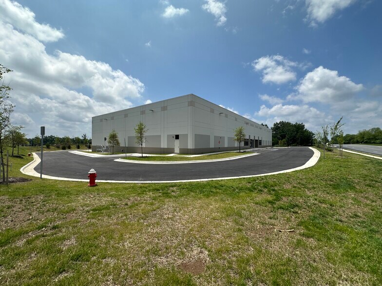 22810 Quicksilver Dr, Sterling, VA à louer - Photo de l’immeuble – Image 2 sur 7