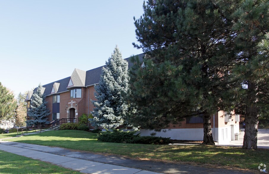 2200 Fairview St, Burlington, ON à louer - Photo de l’immeuble – Image 3 sur 4