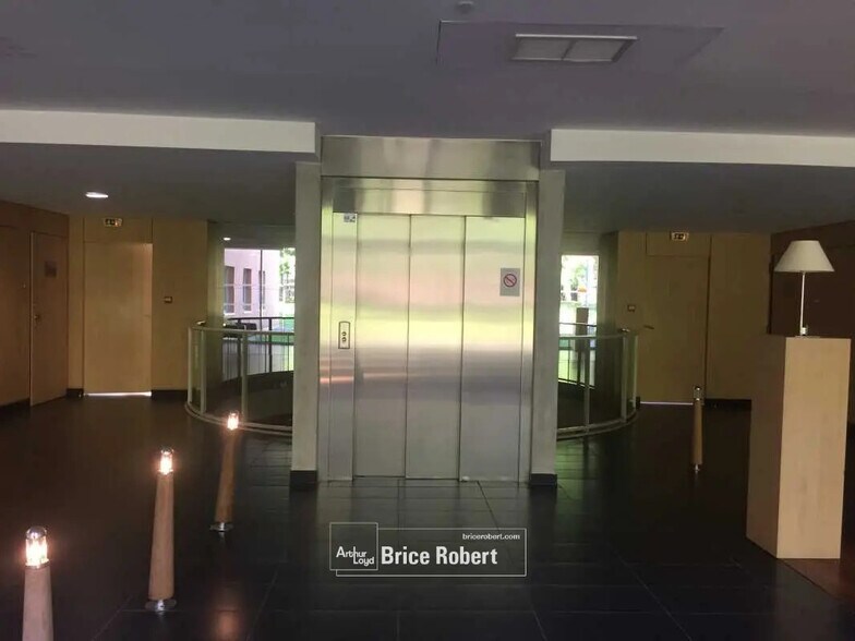 Bureau dans Écully à louer - Hall d’entrée – Image 3 sur 11