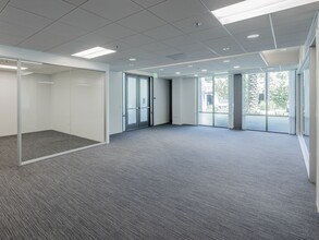 10590 W Ocean Air Dr, San Diego, CA à louer Photo intérieure– Image 1 sur 10