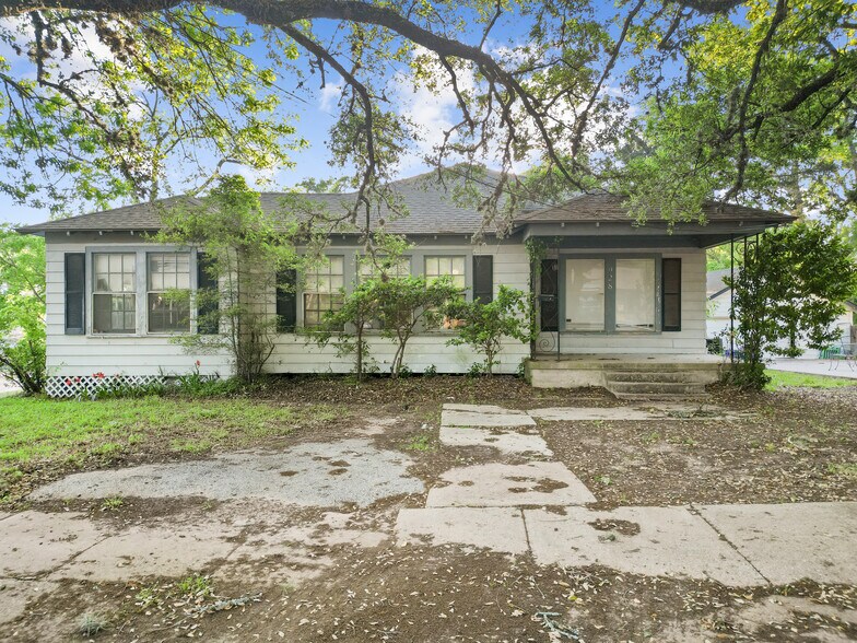 928 University Ave, Huntsville, TX à vendre - Photo principale – Image 1 sur 17