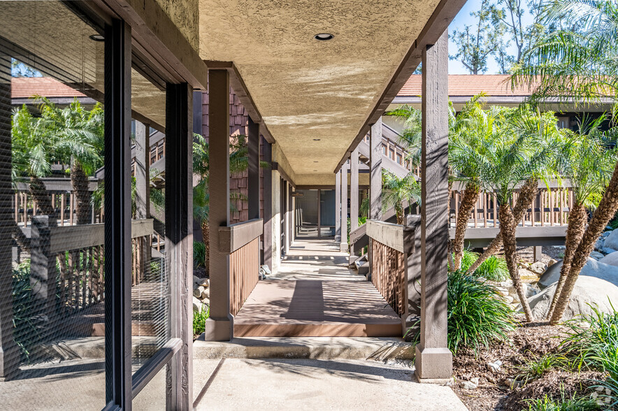 505 N Tustin Ave, Santa Ana, CA à louer - Photo de l’immeuble – Image 3 sur 13