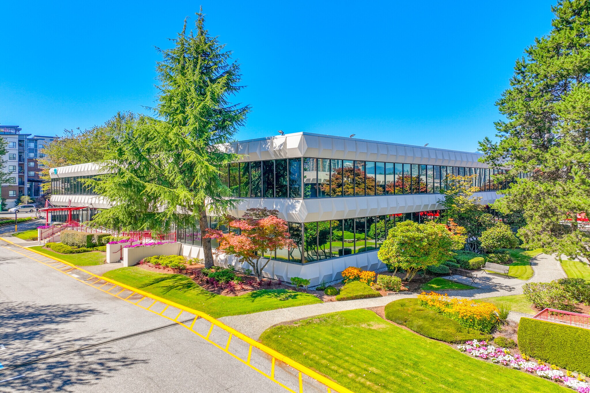 4259 Canada Way, Burnaby, BC à louer Photo de l’immeuble– Image 1 sur 5
