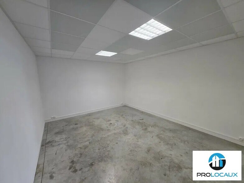 Local d’activités dans Allonville à louer - Photo de l’immeuble – Image 3 sur 8