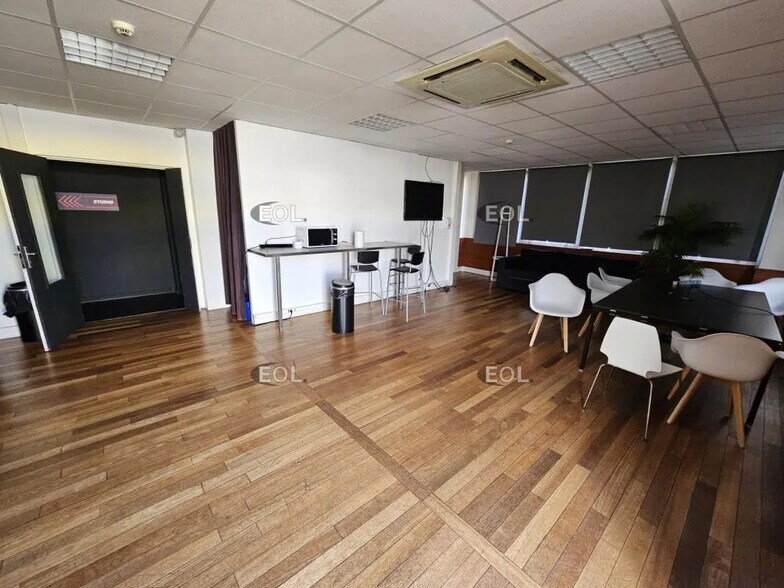 Local d’activités dans Ivry-sur-Seine à louer - Photo de l’immeuble – Image 3 sur 9