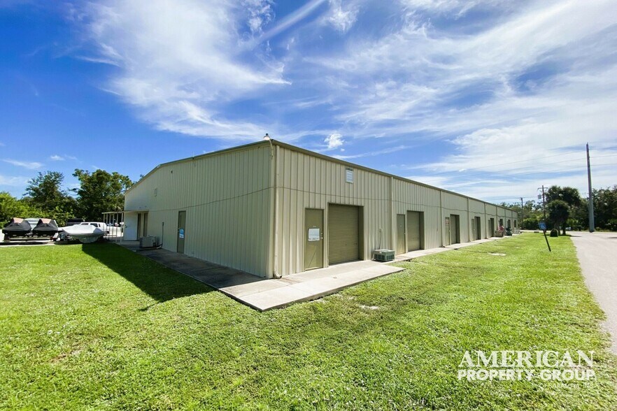976 S River Rd, Englewood, FL à louer - Photo de l’immeuble – Image 3 sur 9