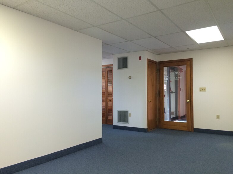 1345 Jefferson Blvd, Warwick, RI à louer - Photo de l’immeuble – Image 3 sur 5