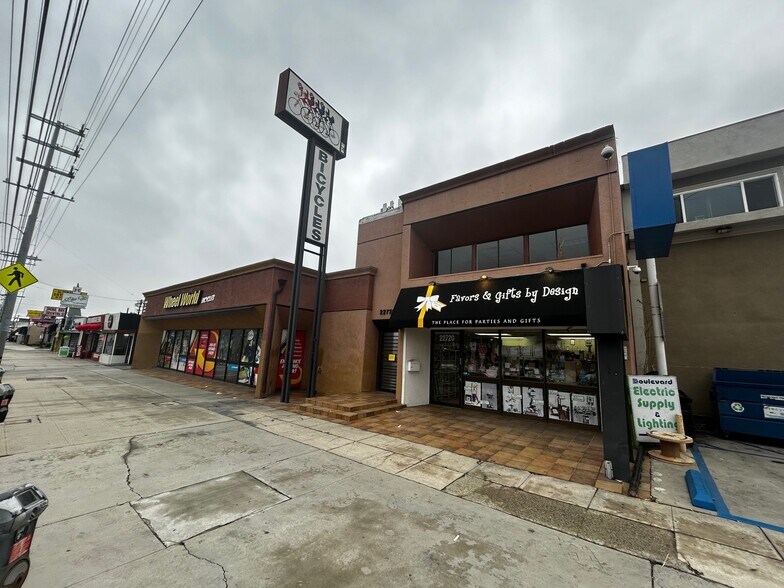22720 Ventura Blvd, Woodland Hills, CA à louer - Photo de l’immeuble – Image 2 sur 14