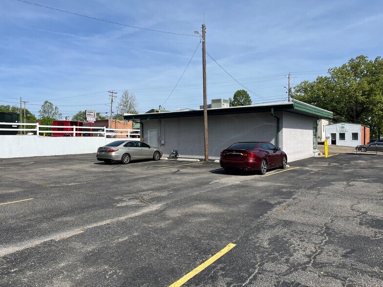 403 E Wood St, Paris, TN à louer - Photo de l’immeuble – Image 2 sur 11