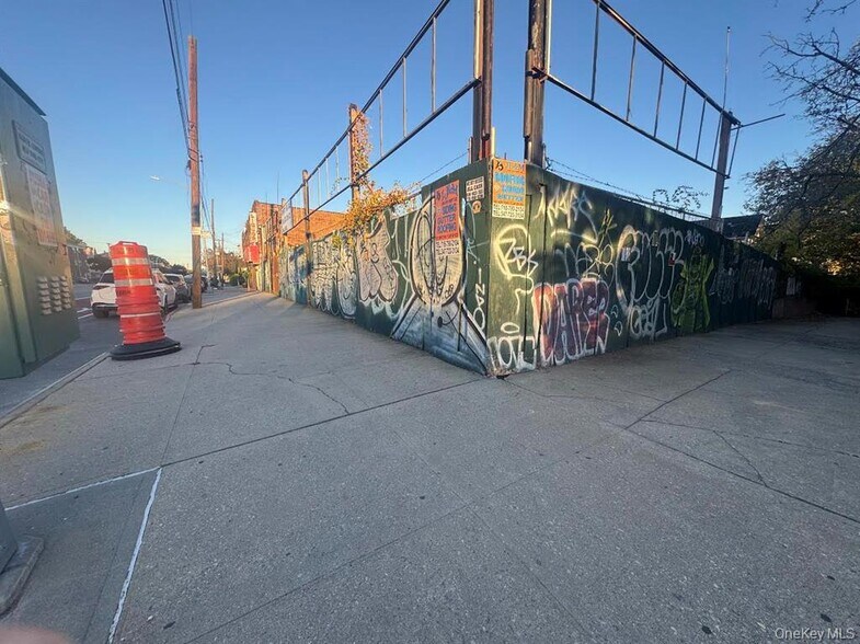 21432 Hillside Ave, Queens Village, NY à vendre - Photo de l’immeuble – Image 2 sur 3