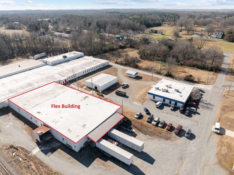206 E Frazier Ave, Liberty, NC à louer - Photo principale – Image 1 sur 7