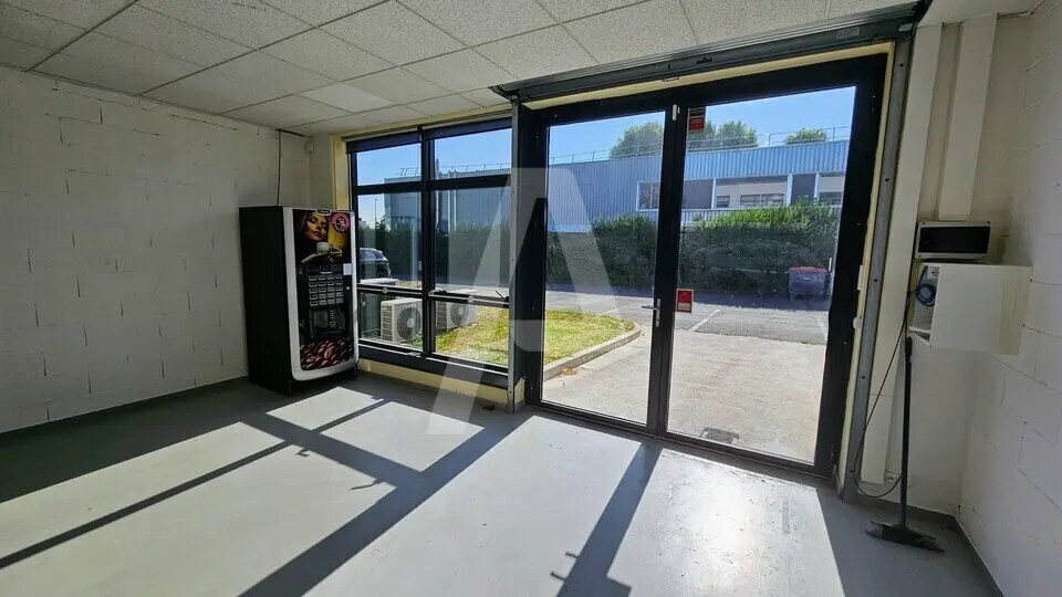 Local d’activités dans Les Ulis à louer - Photo de l’immeuble – Image 2 sur 5