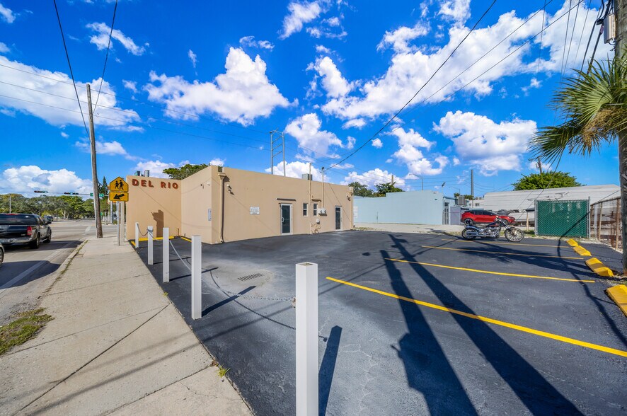 12501-12505 NW 7th Ave, North Miami, FL à louer - Photo de l’immeuble – Image 3 sur 11