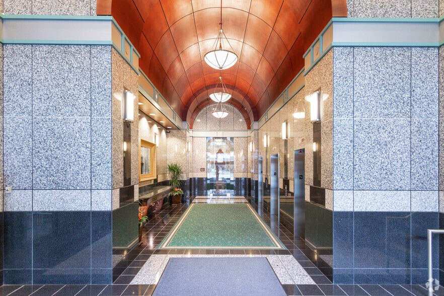 543 Granville St, Vancouver, BC à louer - Hall d’entrée – Image 2 sur 8