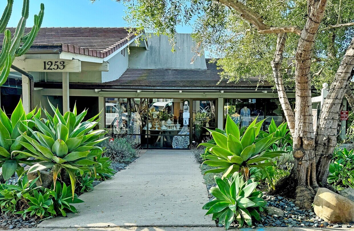 1253 Coast Village Rd, Montecito, CA à louer Photo de l’immeuble– Image 1 sur 8