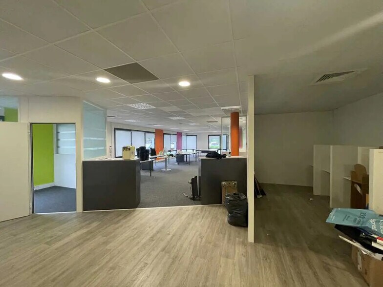 Bureau dans Petit-Couronne à louer - Photo de l’immeuble – Image 3 sur 15