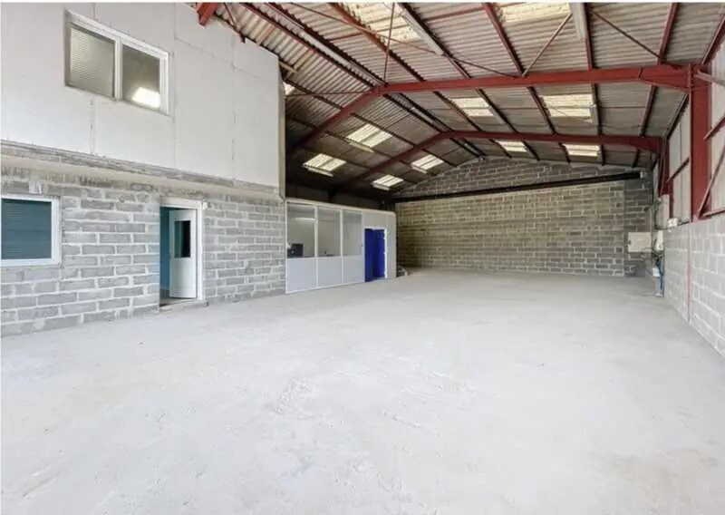 Local d'activités dans DOUVRES-LA-DÉLIVRANDE à vendre - Photo de l’immeuble – Image 1 sur 7