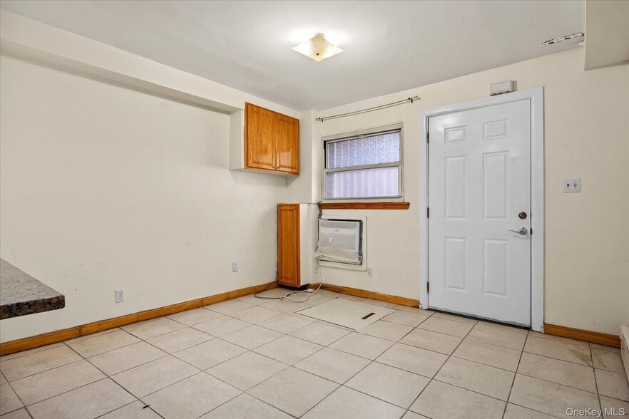 5263 65th Pl, Maspeth, NY à vendre - Photo intérieure – Image 3 sur 18