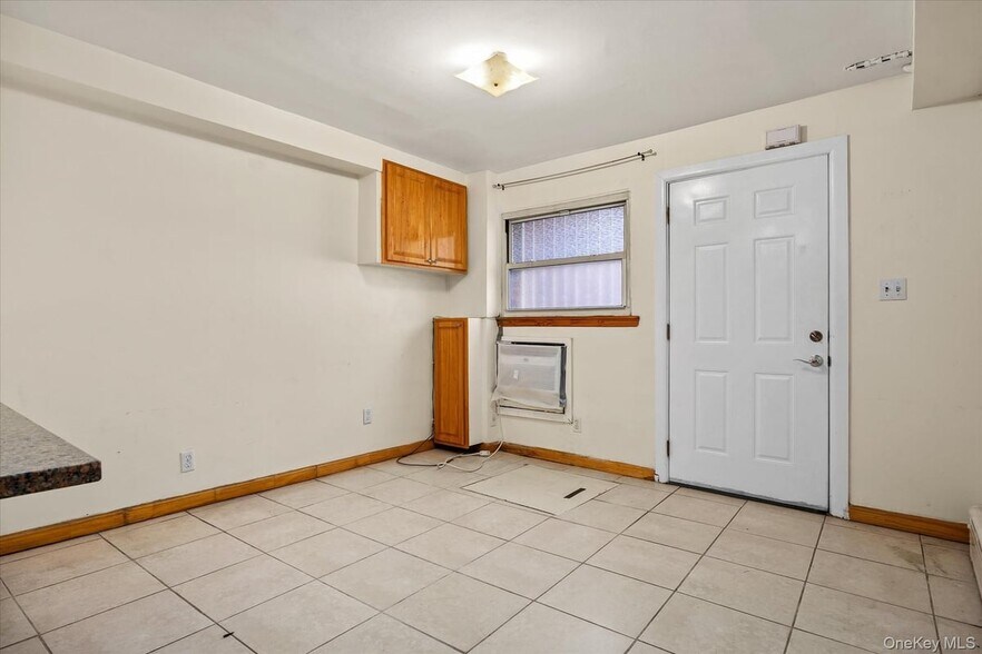 5263 65th Pl, Maspeth, NY à vendre - Photo intérieure – Image 3 sur 18