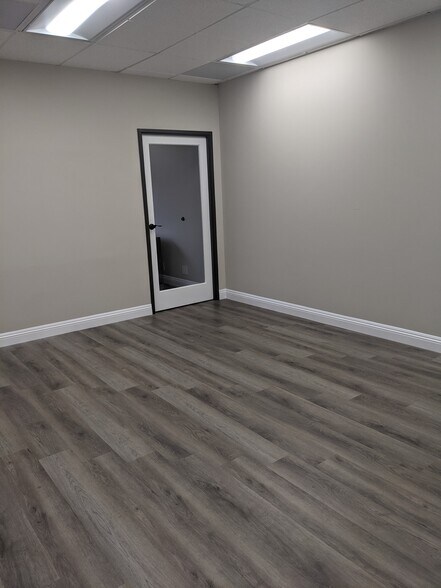 22772 Centre Dr, Lake Forest, CA à louer - Photo de l’immeuble – Image 2 sur 10