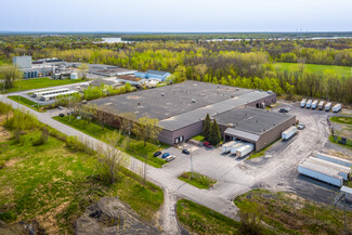 Plus de détails pour 700 Wallrich Av, Cornwall, ON - Industriel/Logistique à louer