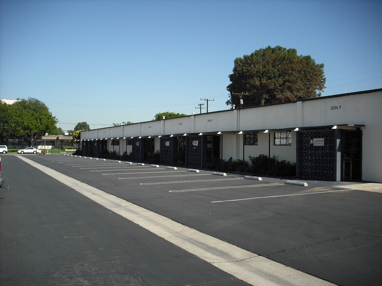 1534 E Chestnut Ave, Santa Ana, CA à louer - Photo de l’immeuble – Image 2 sur 4