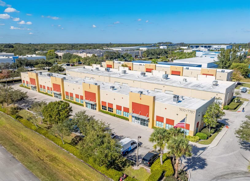7657-7675 SW Ellipse, Stuart, FL à louer Photo de l’immeuble– Image 1 sur 12