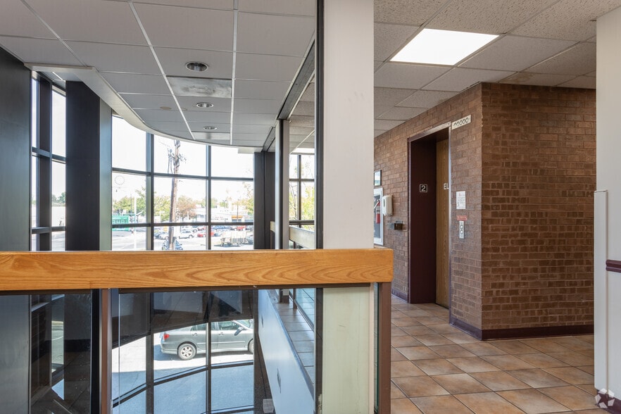 6323 Georgia Ave NW, Washington, DC à vendre - Hall d’entrée – Image 2 sur 12