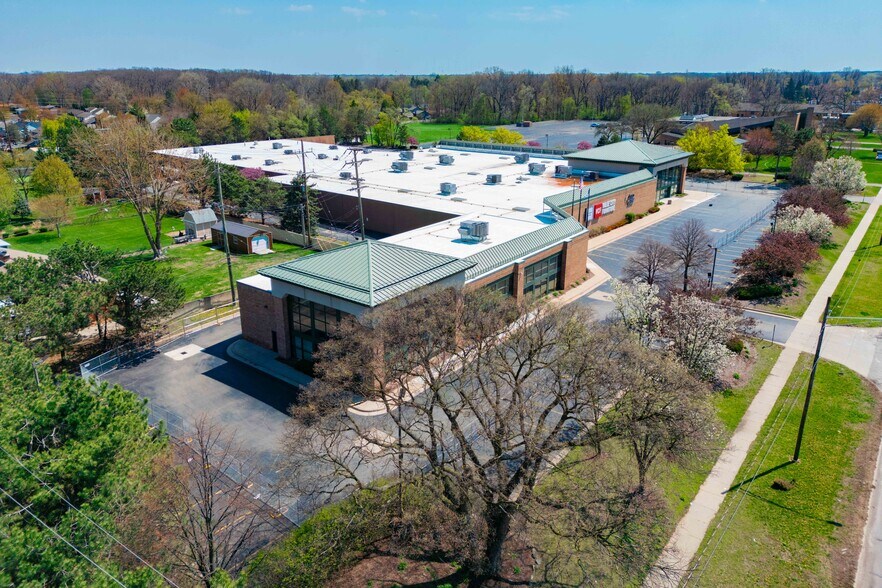 8300 N Wayne Rd, Westland, MI à louer - Photo de l’immeuble – Image 2 sur 13