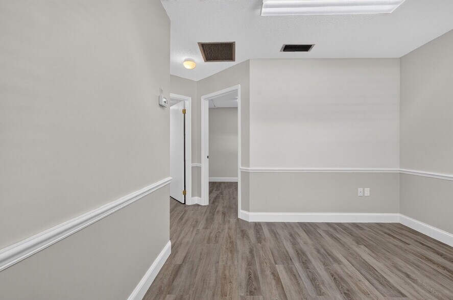 421 Montgomery Rd, Altamonte Springs, FL à louer - Photo de l’immeuble – Image 2 sur 12