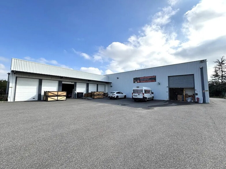 Local d’activités dans Le Fauga à louer - Photo de l’immeuble – Image 1 sur 49