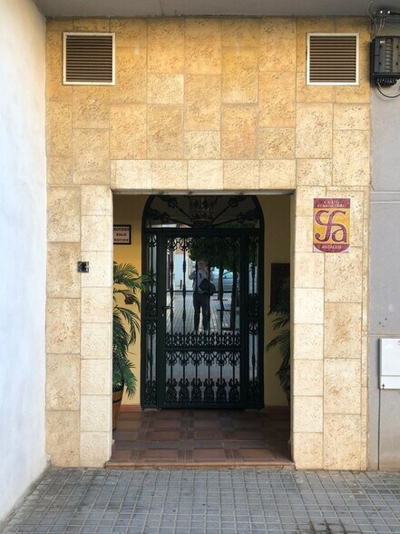 Local commercial dans Córdoba, Córdoba à vendre - Hall d’entrée – Image 1 sur 12