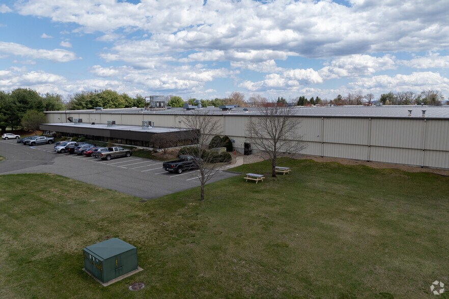 301 Griffith Rd, Chicopee, MA à vendre - Photo principale – Image 1 sur 14
